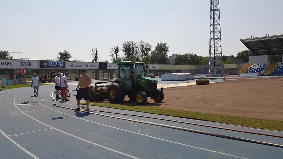 Na stadionie miejskim ostatnie prace przy murawie boiska! W piątek mecz Stali z drużyną z Bielska-Białej [VIDEO] - Zdjęcie główne