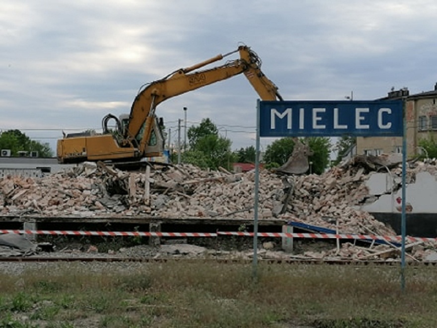 Pozostały tylko gruzy! Nie poznasz mieleckiego dworca [FOTO, VIDEO] - Zdjęcie główne