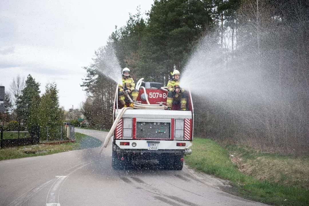 Strażacy dbają o tradycję. Śmigus Dyngus w Borkach Nizińskich  - Zdjęcie główne