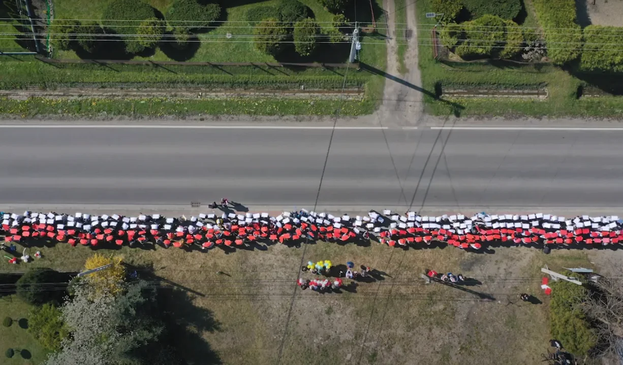 "Trzy-majmy się razem". Dwie szkoły z naszego powiatu stworzyły ogromną flagę [FILM] - Zdjęcie główne