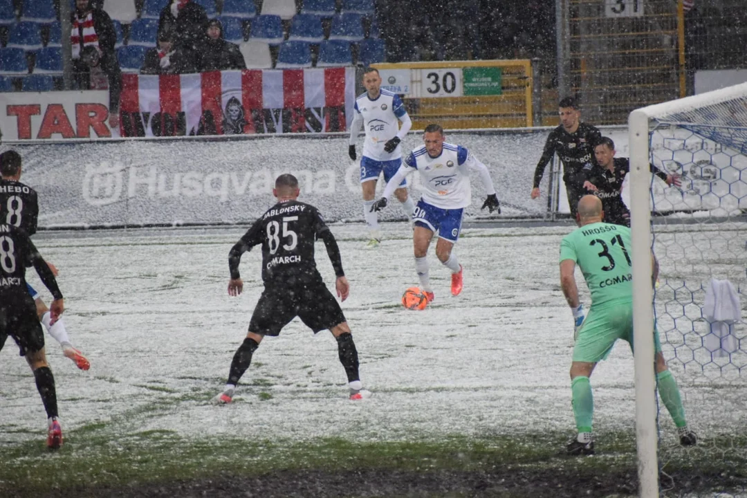 Mecz na śniegu w Mielcu. Stal przegrała z Cracovią. Kontrowersyjny karny okazał się decydujący [ZDJĘCIA] - Zdjęcie główne