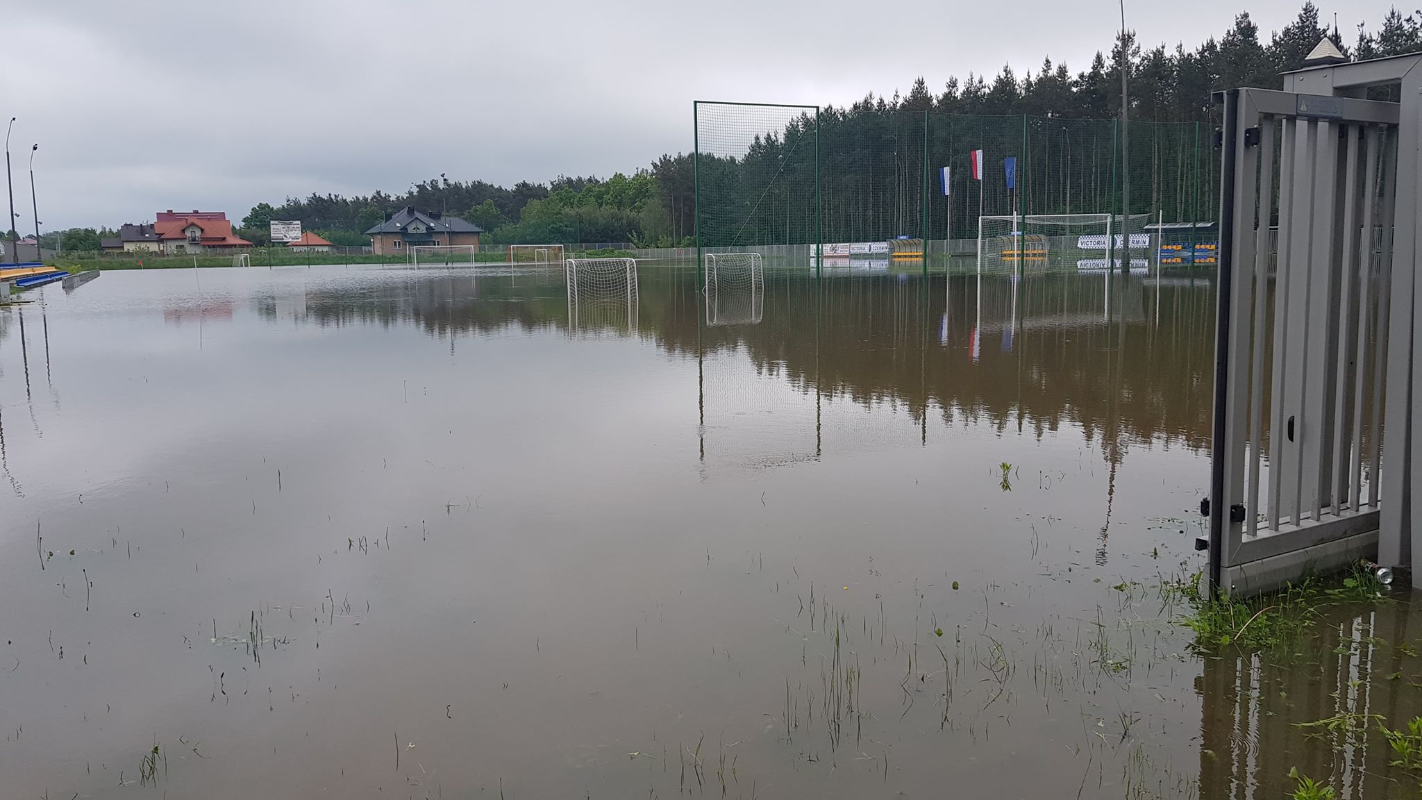  Boisko w Czerminie pod wodą [VIDEO] - Zdjęcie główne