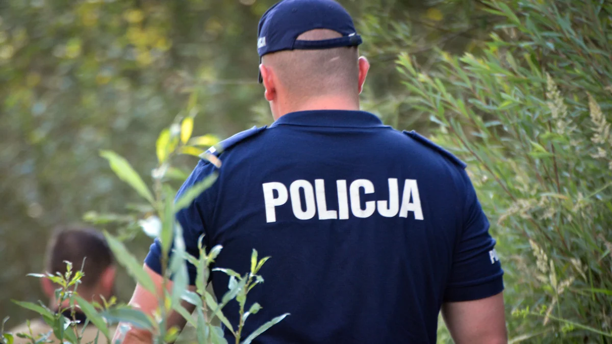 Policjanci wyciągnęli ze stawu pijanego mężczyznę - Zdjęcie główne