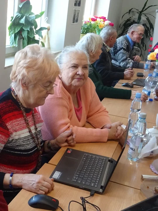 Seniorzy z Padwi z nowymi laptopami - Zdjęcie główne