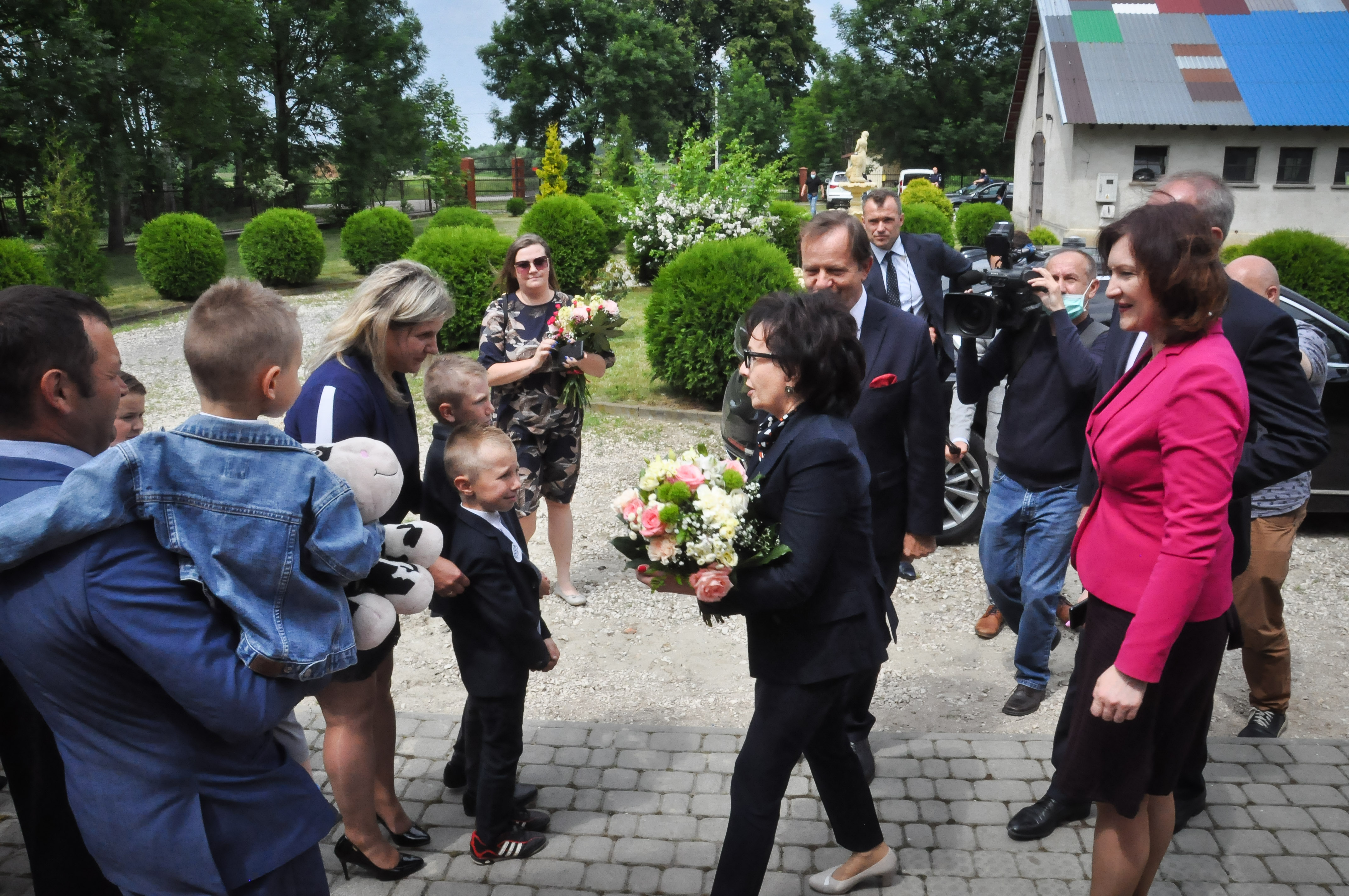 Marszałek Sejmu w Rożniatach. Przyjechała na zaproszenie jednej z rodzin [FOTO] - Zdjęcie główne