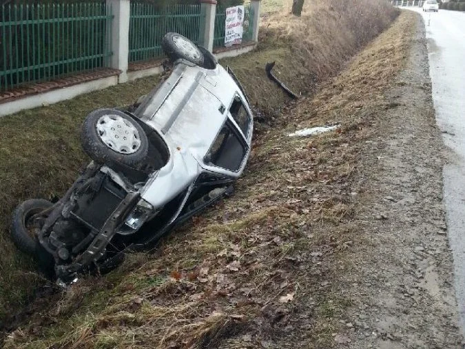 Ślisko i niebezpiecznie na drogach powiatu mieleckiego - Zdjęcie główne