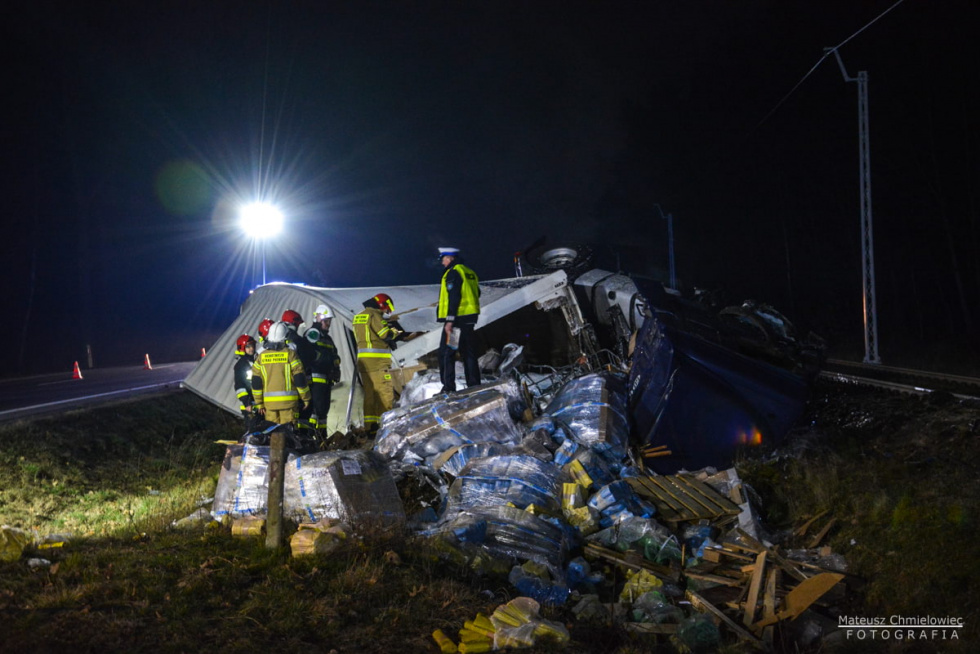 Z PODKARPACIA. TIR z chemikaliami przewrócił się na drogę i zablokował ją [FOTO] - Zdjęcie główne