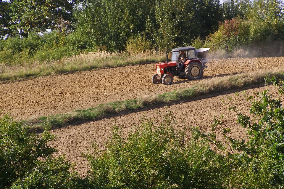 Region: Mężczyzna ciężko ranny podczas prac polowych. Helikopter zabrał go do szpitala - Zdjęcie główne