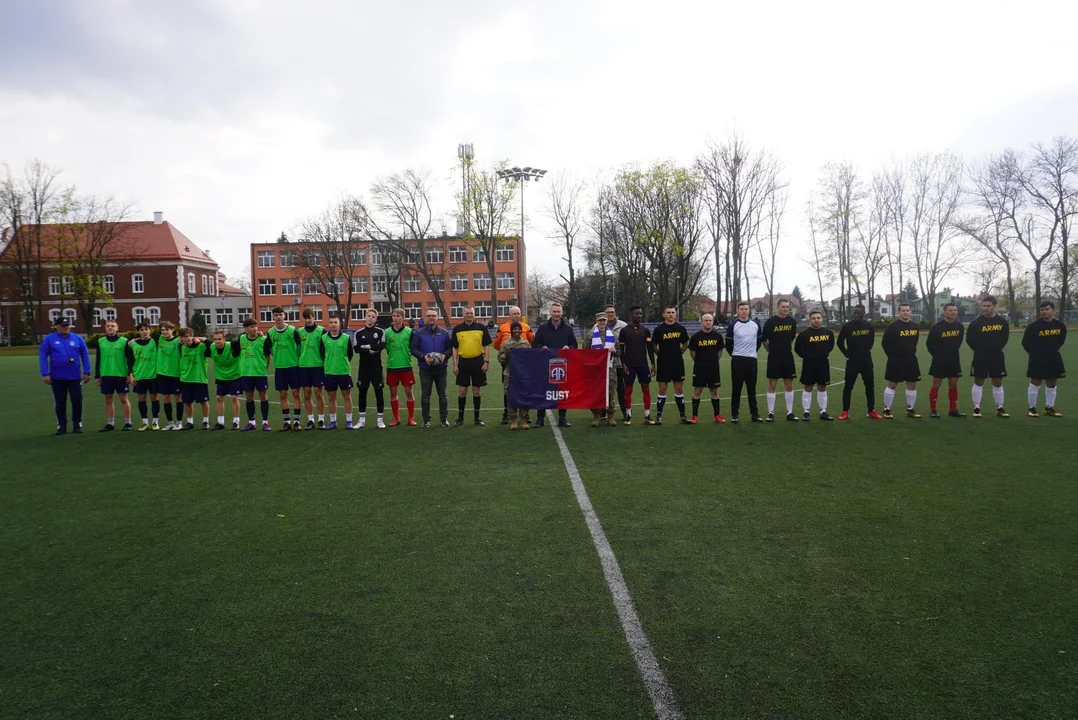 Amerykańscy żołnierze kontra mieleccy piłkarze. Mecz przyjaźni na stadionie Gryfu [ZDJĘCIA]