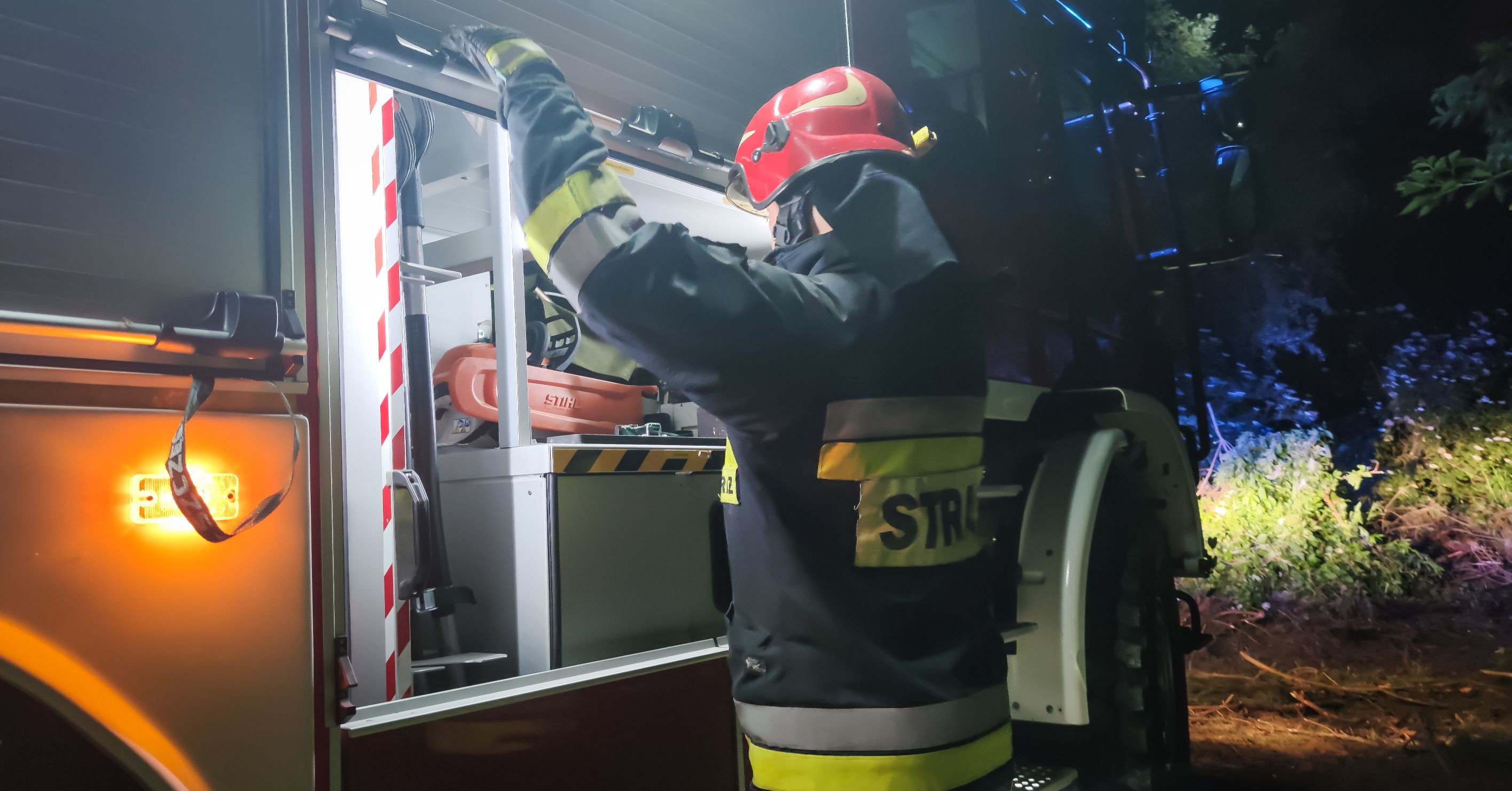 Strażacy walczyli z ogniem na wałach w Złotnikach [FOTO, VIDEO] - Zdjęcie główne