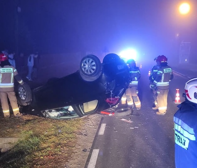 Wypadek w Zdziarcu. Samochód na dachu - Zdjęcie główne