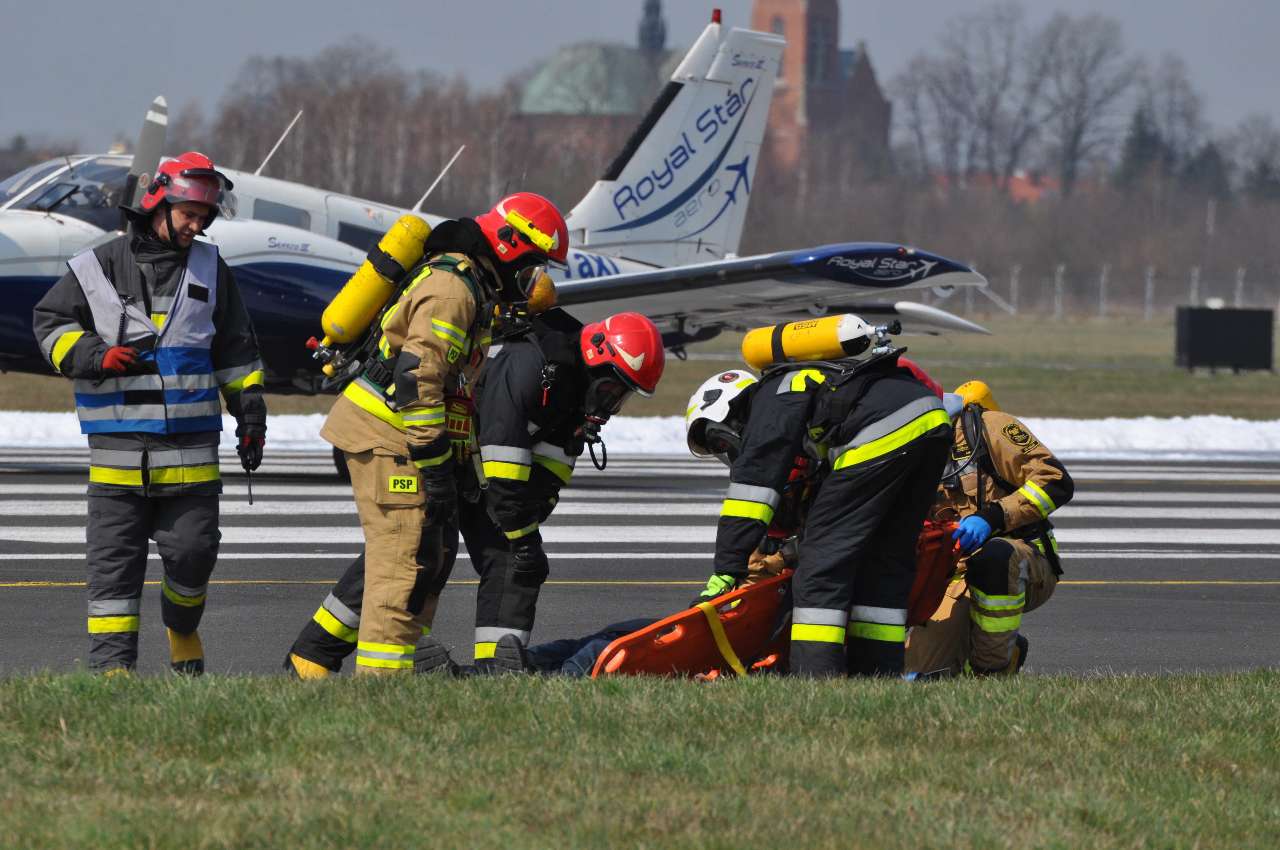 Lotniskowe ćwiczenia ratownicze na mieleckim lotnisku [FOTO] - Zdjęcie główne