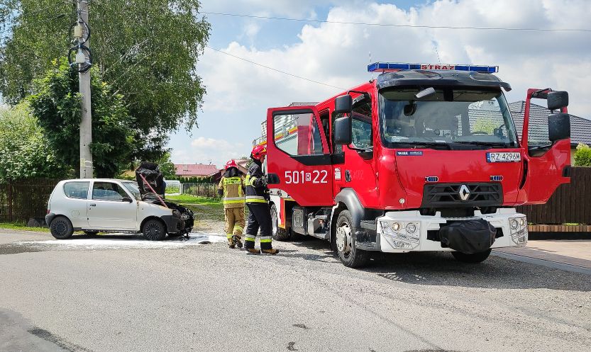 Strażacy gasili pożar samochodu [FOTO, VIDEO] - Zdjęcie główne