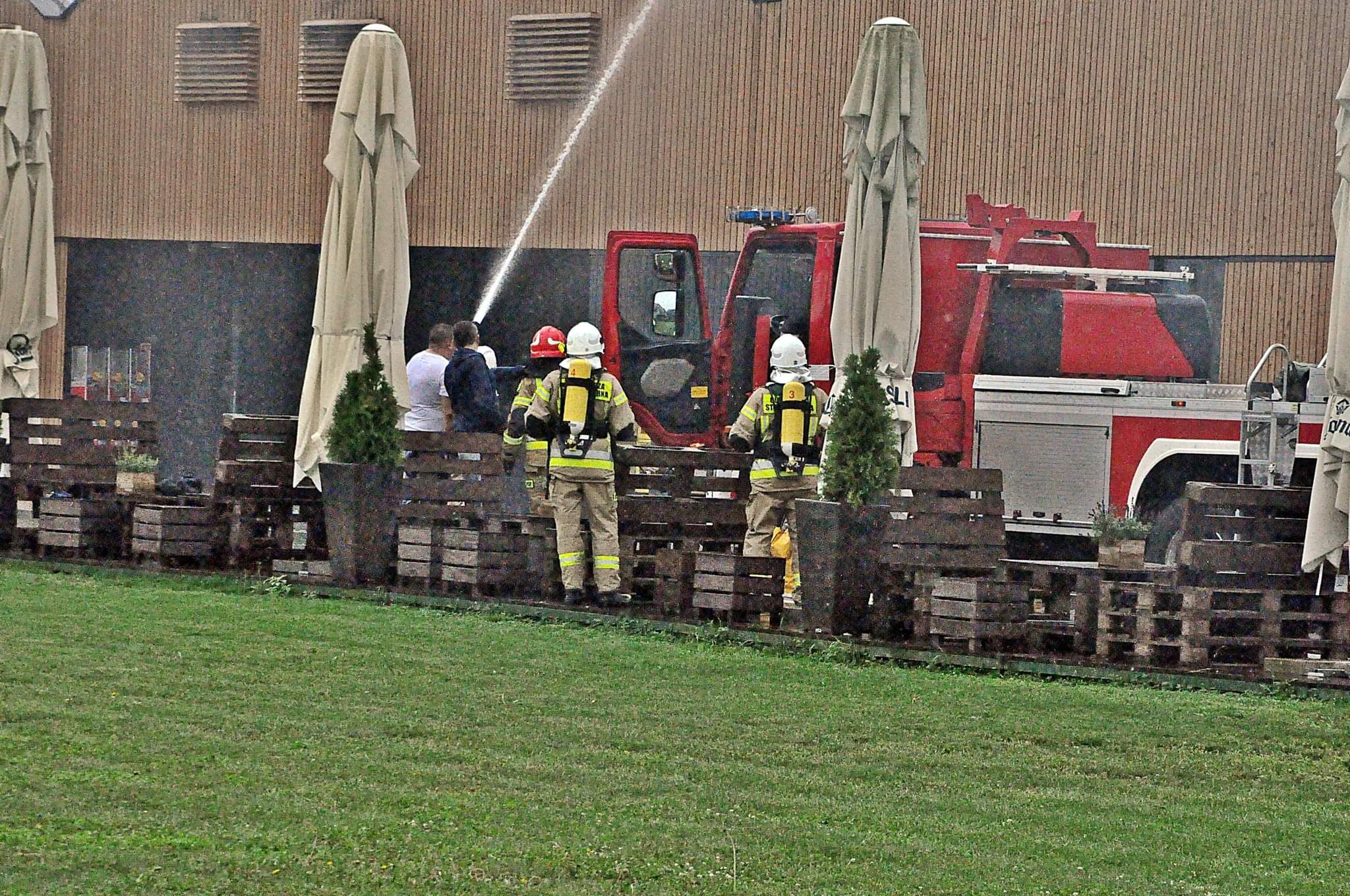 Pożar w kompleksie Rado Resort w Woli Chorzelowskiej [GALERIA]