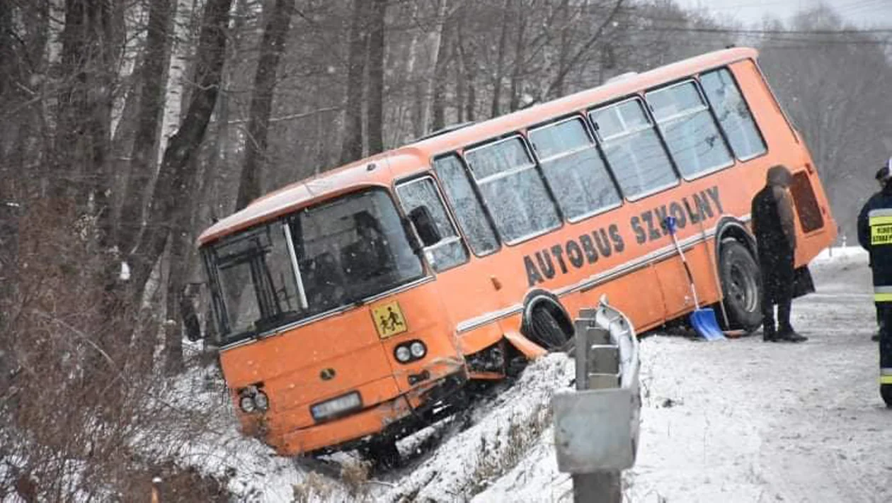 Kolbuszowa. Autobus szkolny i osobówka w rowie [ZDJĘCIA - MAPA] - Zdjęcie główne