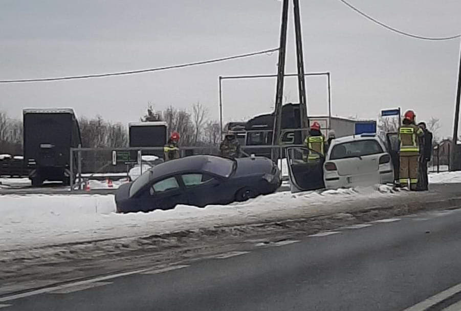 Jedna osoba poszkodowana w zderzeniu dwóch pojazdów - Zdjęcie główne