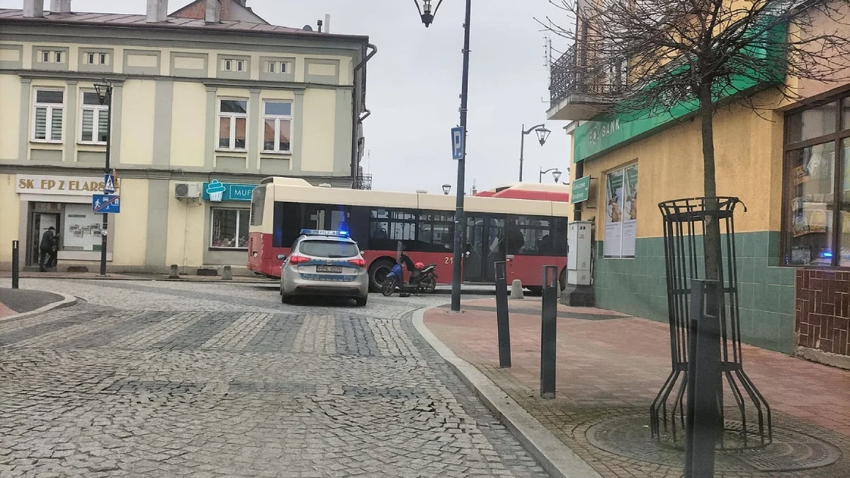 Utrudnienia w centrum Mielca. Motorower zderzył się z autobusem [ZDJĘCIA] - Zdjęcie główne