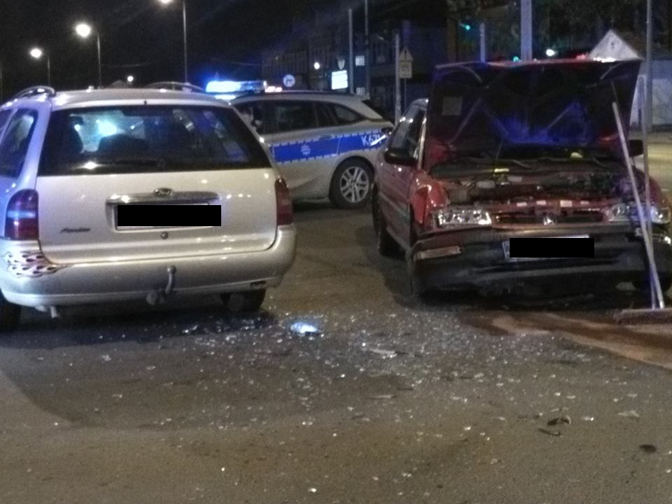 Zderzenie samochodów osobowych na skrzyżowaniu Sienkiewicza i Pisarka - Zdjęcie główne