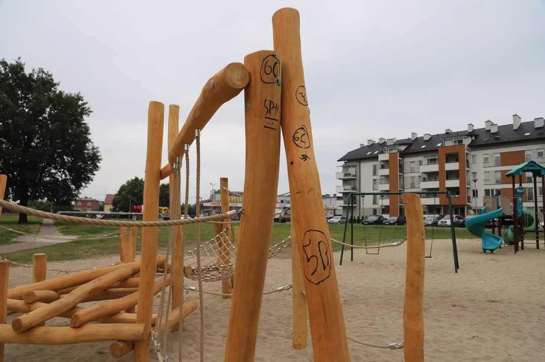 Nie tylko park linowy. Zniszczyli też trampolinę, boisko i plac zabaw [ZDJĘCIA] - Zdjęcie główne