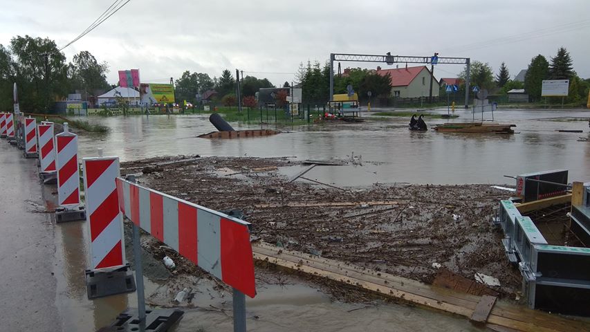 Woda zablokowała drogi! Mamy aktualny wykaz utrudnień!  - Zdjęcie główne