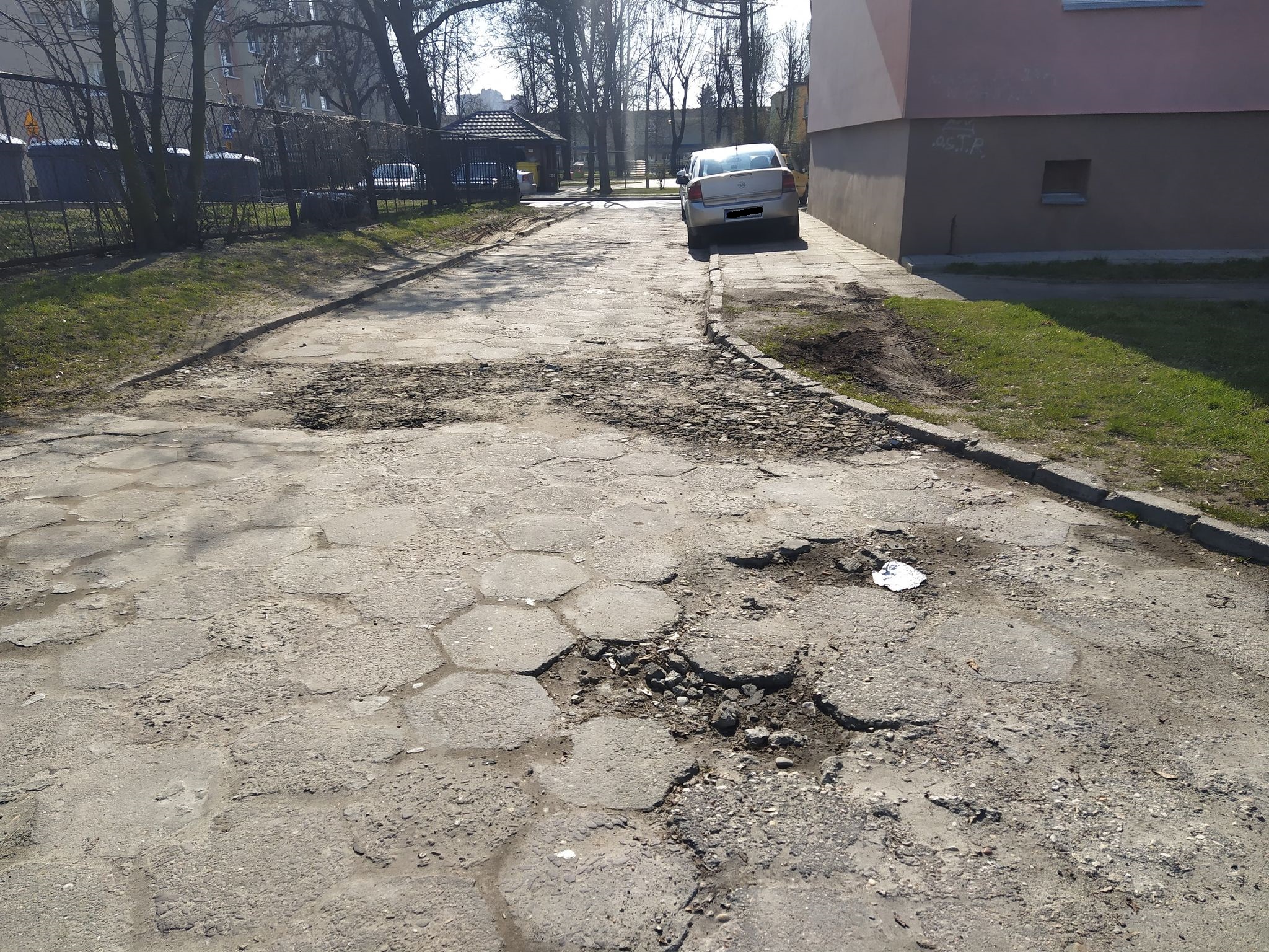 Droga i parking spędzają mieszkańcom sen z powiek.