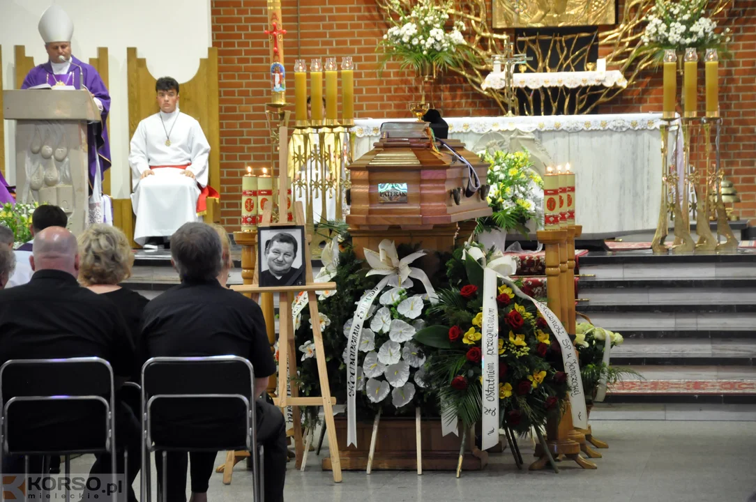 Pogrzeb księdza Wacława Pateraka. Tłumy żegnały go w deszczu [ZDJĘCIA] - Zdjęcie główne