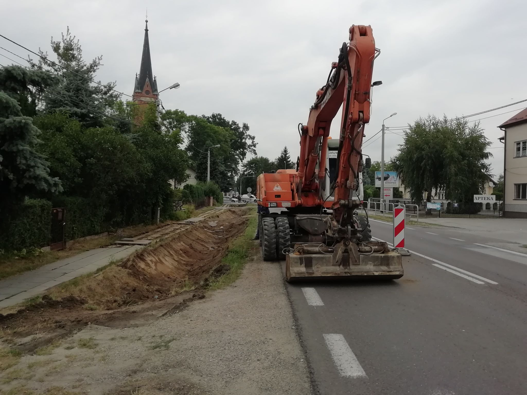 Mieszkańcy Chorzelowa doczekali się remontu chodnika! [FOTO] - Zdjęcie główne