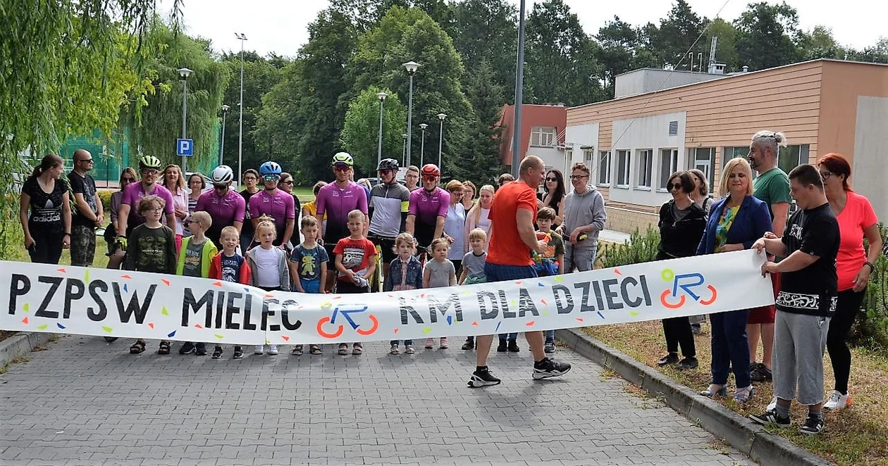 Wystartowali i przejadą 1400 km na rowerach aby pomóc dzieciom z Mielca [ZDJĘCIA] - Zdjęcie główne