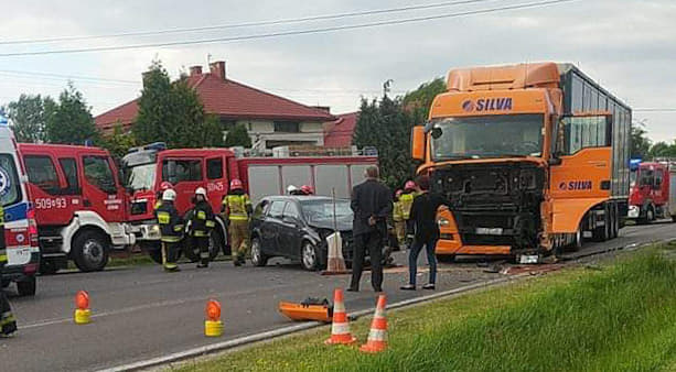 Zderzenie Tira z osobówką. Dwie osoby ranne! - Zdjęcie główne