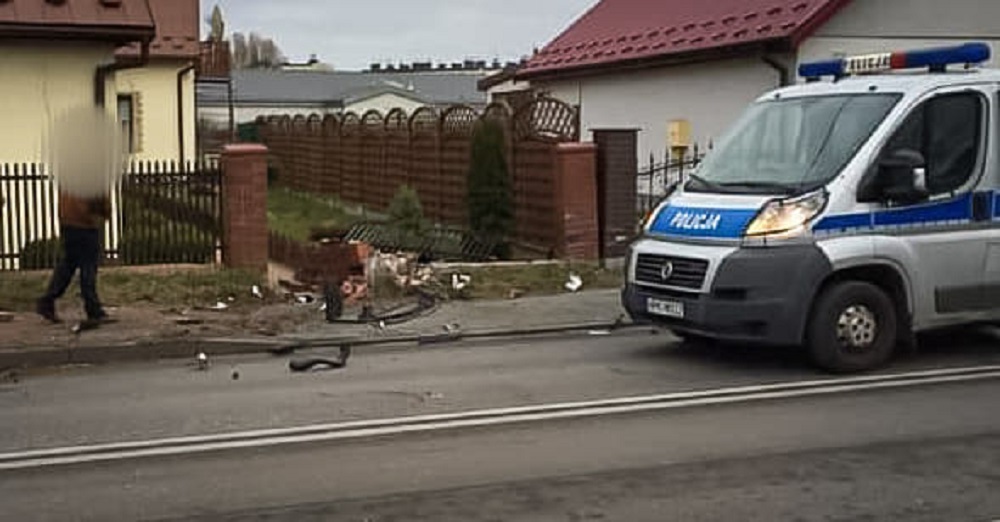 Kierujący saabem roztrzaskał płot. On i pasażer uciekli! - Zdjęcie główne