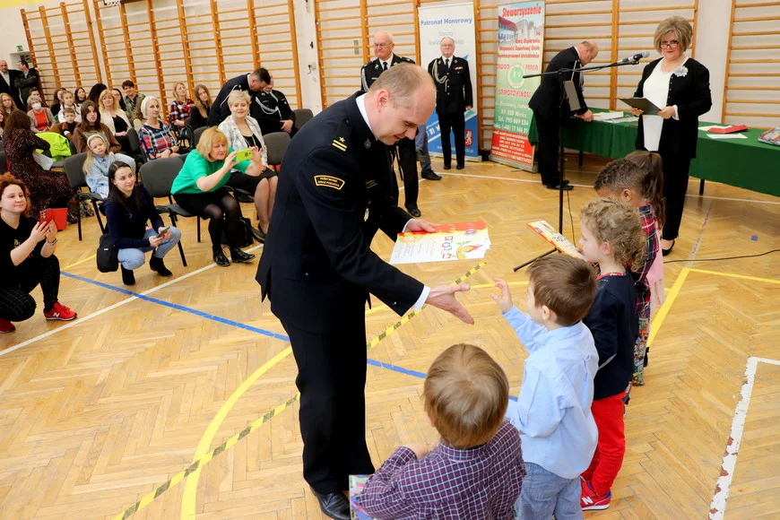 Konkurs plastyczny "zapobiegajmy pożarom". Nagrody rozdane, dzieci uśmiechnięte - Zdjęcie główne