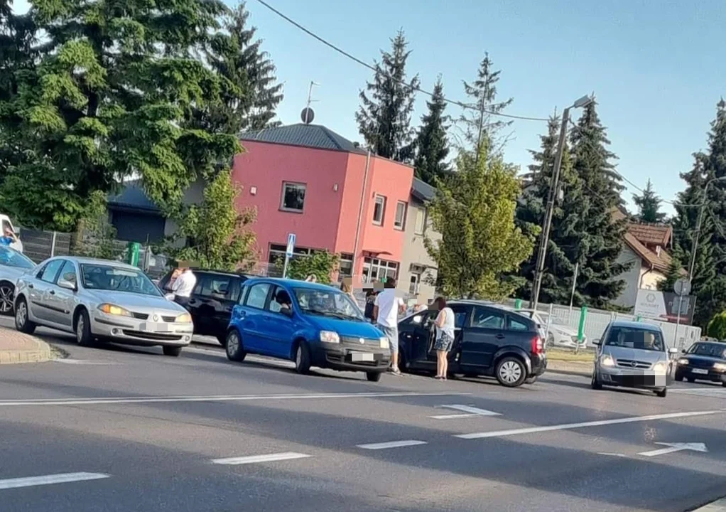 Dwie osoby w szpitalu .Wypadek na ul. Sienkiewicza w Mielcu - Zdjęcie główne