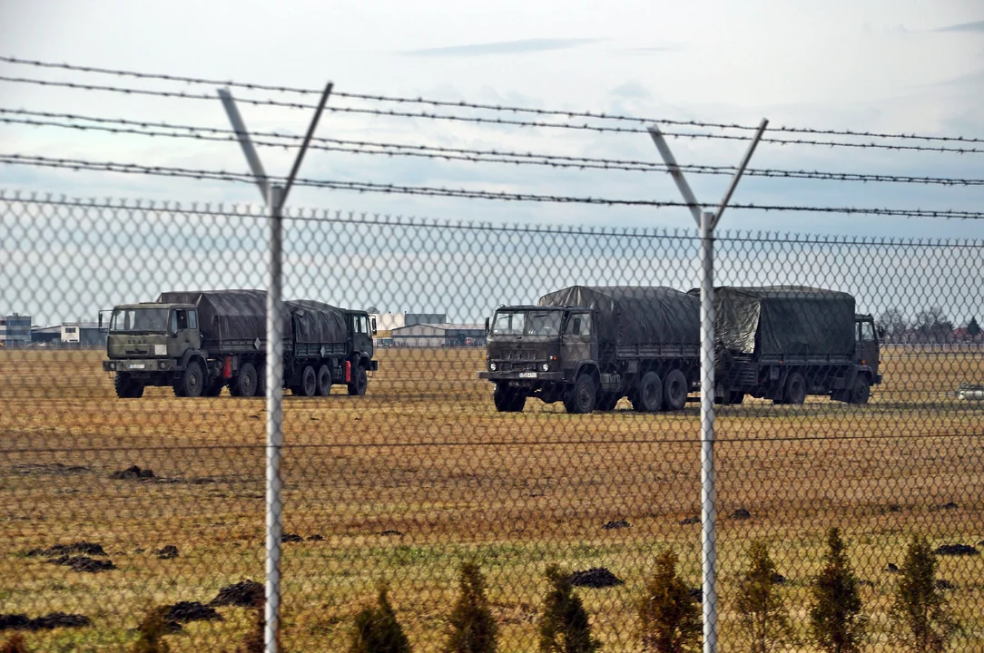 Trwa budowa bazy do stacjonowania żołnierzy na mieleckim lotnisku [ZDJĘCIA] - Zdjęcie główne