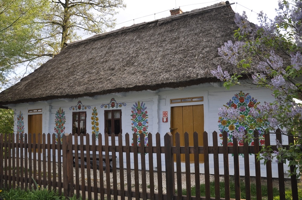 Tutaj kwitną nie tylko bzy. Malowane chaty blisko nas [FOTO] - Zdjęcie główne