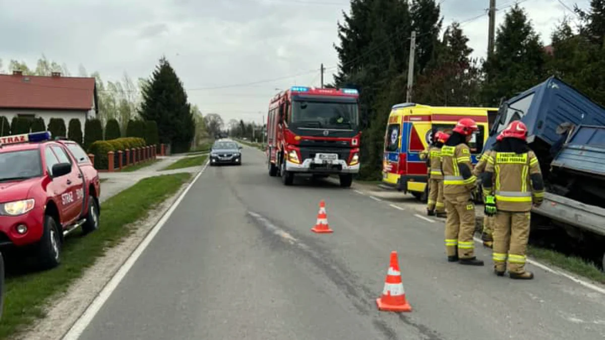 Rzędzianowice. Ciężarówka w rowie. Na miejscu pracują służby - Zdjęcie główne