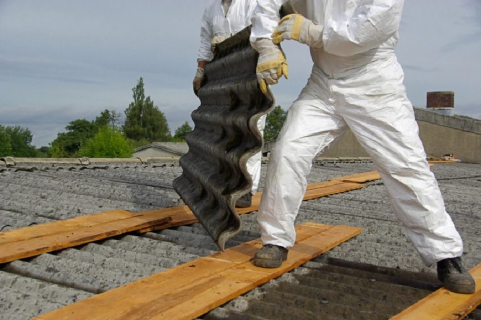 W Mielcu wciąż trwa akcja usuwania azbestu.  Znamy termin składania wniosków w 2021 roku  - Zdjęcie główne