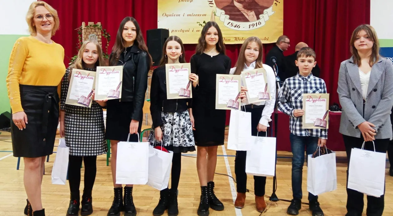 Uczniowie SP nr 11 w Mielcu nagrodzeni za znajomość Sienkiewicza - Zdjęcie główne