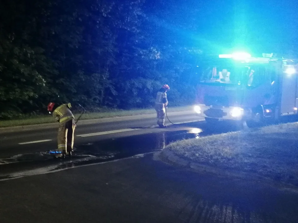 Awaria autokaru na ul. Partyzantów. Ogromna plama oleju [ZDJĘCIA, WIDEO] - Zdjęcie główne