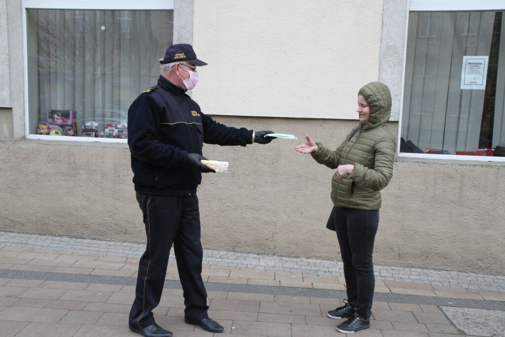 Maseczki są już rozdawane na ulicach Mielca - Zdjęcie główne