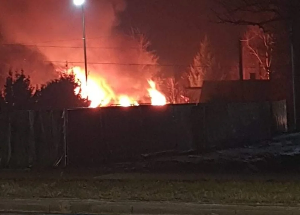 Pożar budynku w Mielcu. Strażacy walczyli z ogniem - Zdjęcie główne