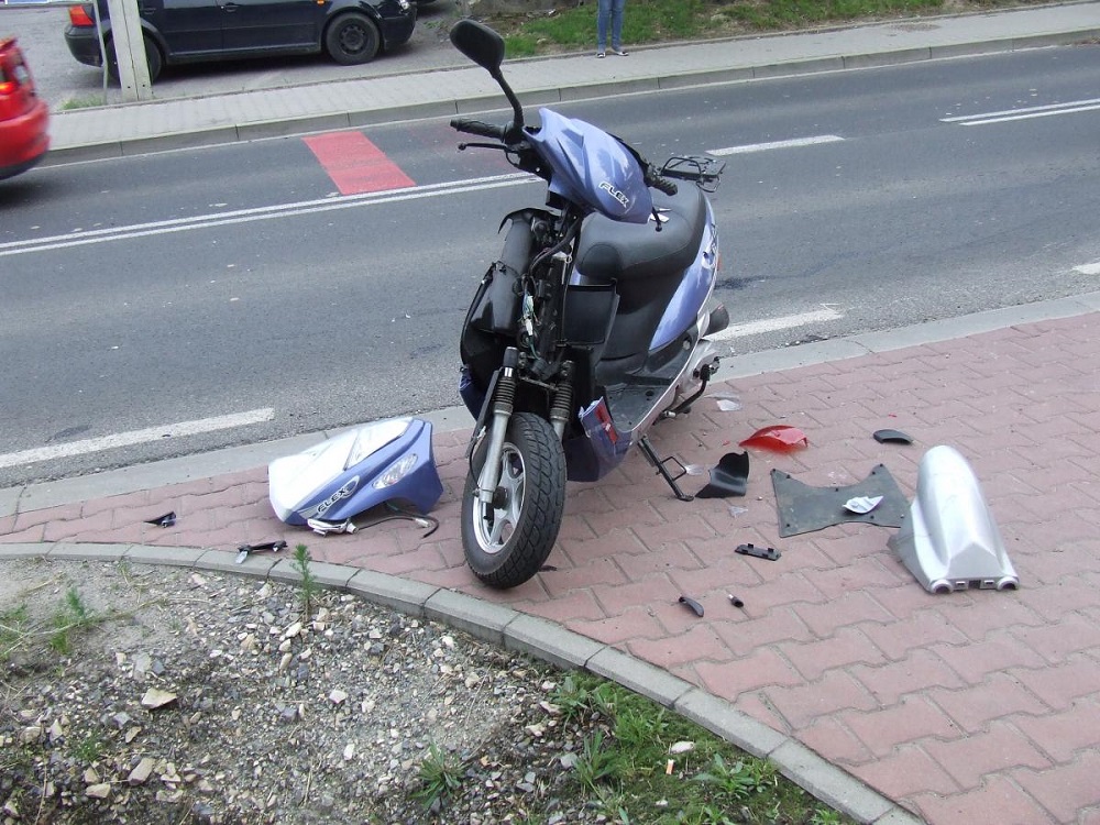 Groźny wypadek w Białym Borze. Dwóch chłopców jadących skuterem nadziało się na metalową linkę. 15-latek jest w stanie ciężkim. - Zdjęcie główne