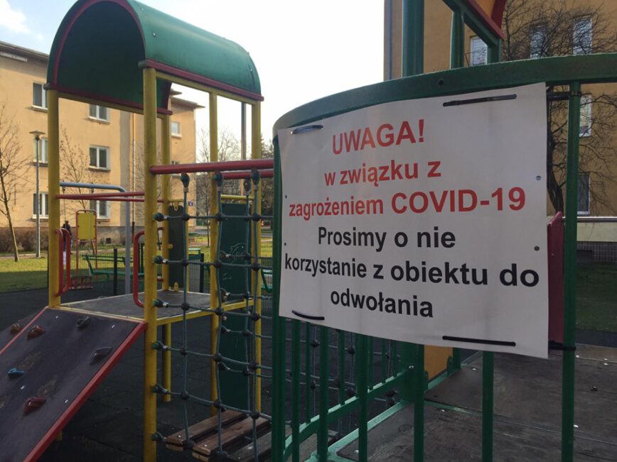 Puste huśtawki, puste zjeżdżalnie. Mieleckie place zabaw bez dzieci - Zdjęcie główne