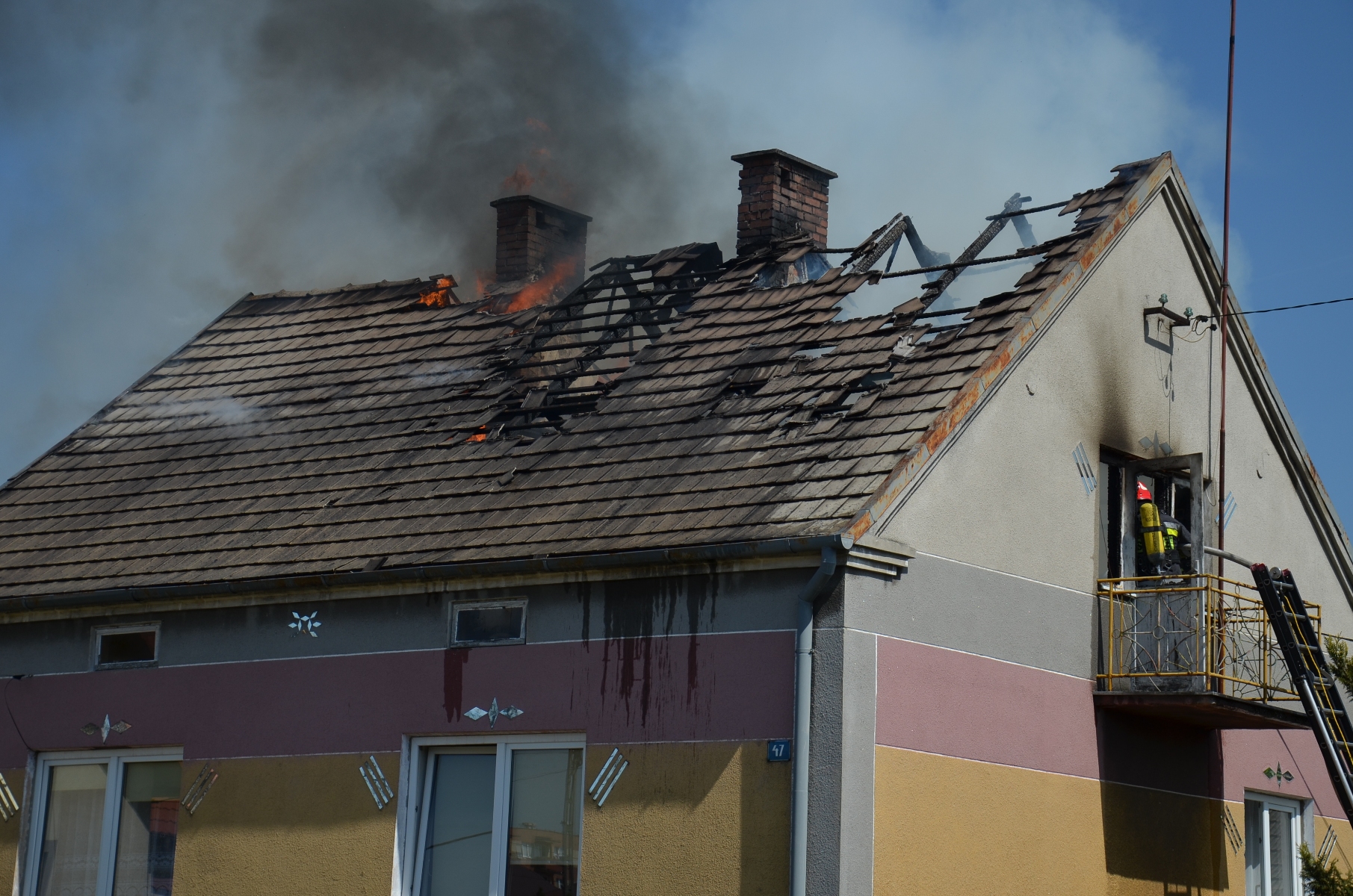 Palił się dom na osiedlu Dziubków w Mielcu [ZDJĘCIA] - Zdjęcie główne