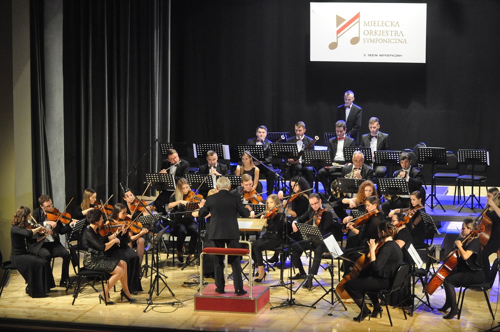 Mielecka Orkiestra Symfoniczna zainaugurowała II sezon artystyczny. Tłumy na niedzielnym koncercie - Zdjęcie główne