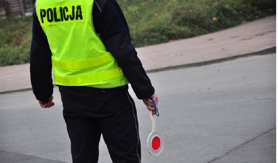 Policjanci sprawdzają stan techniczny pojazdów oraz stan trzeźwości kierowców - Zdjęcie główne