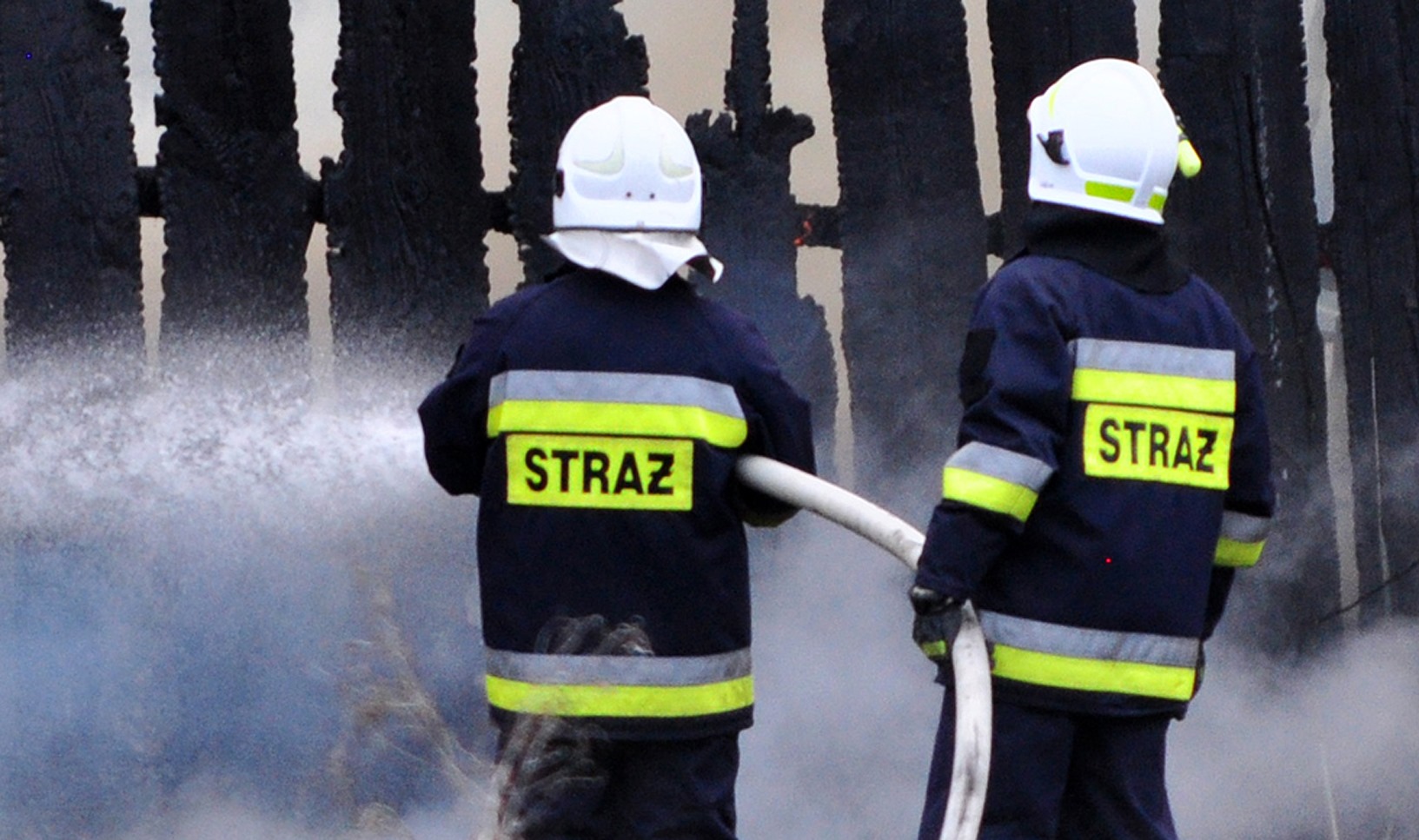 Drewniany dom stanął w ogniu. Starsza kobieta poszkodowana - Zdjęcie główne