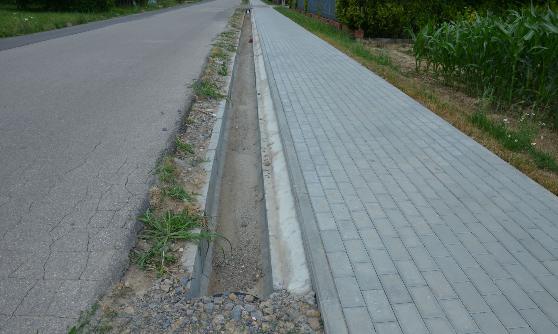 Czy betonowe koryta przy chodniku w gminie Czermin są zagrożeniem? Według mieszkańców tak [ZDJĘCIA] - Zdjęcie główne