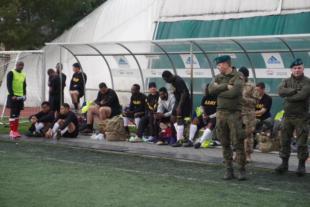 Amerykańscy żołnierze kontra mieleccy piłkarze. Mecz przyjaźni na stadionie Gryfu [ZDJĘCIA]