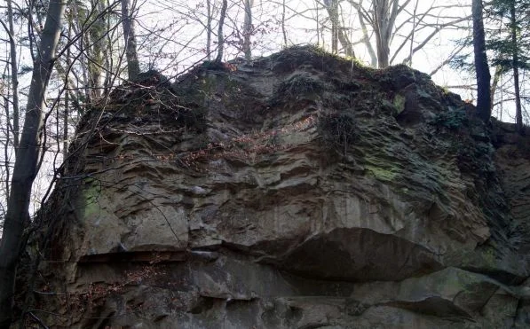 BIESZCZADY. Kamień Leski wielki pomnik przyrody nieożywionej - Zdjęcie główne