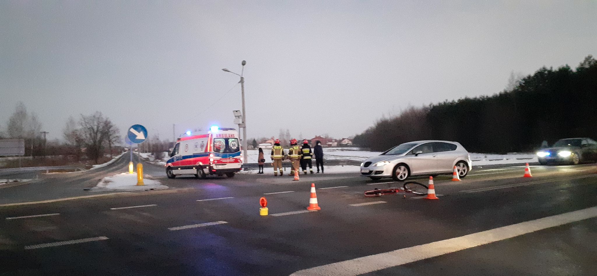 Potrącenie rowerzystki na skrzyżowaniu - Zdjęcie główne